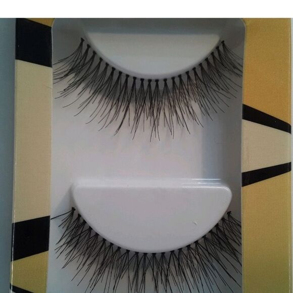 L.A. Colors DramatiLash Dainty False Eyelashes Beauty Women Makeup Pair Eye Lash - Picture 2 of 15